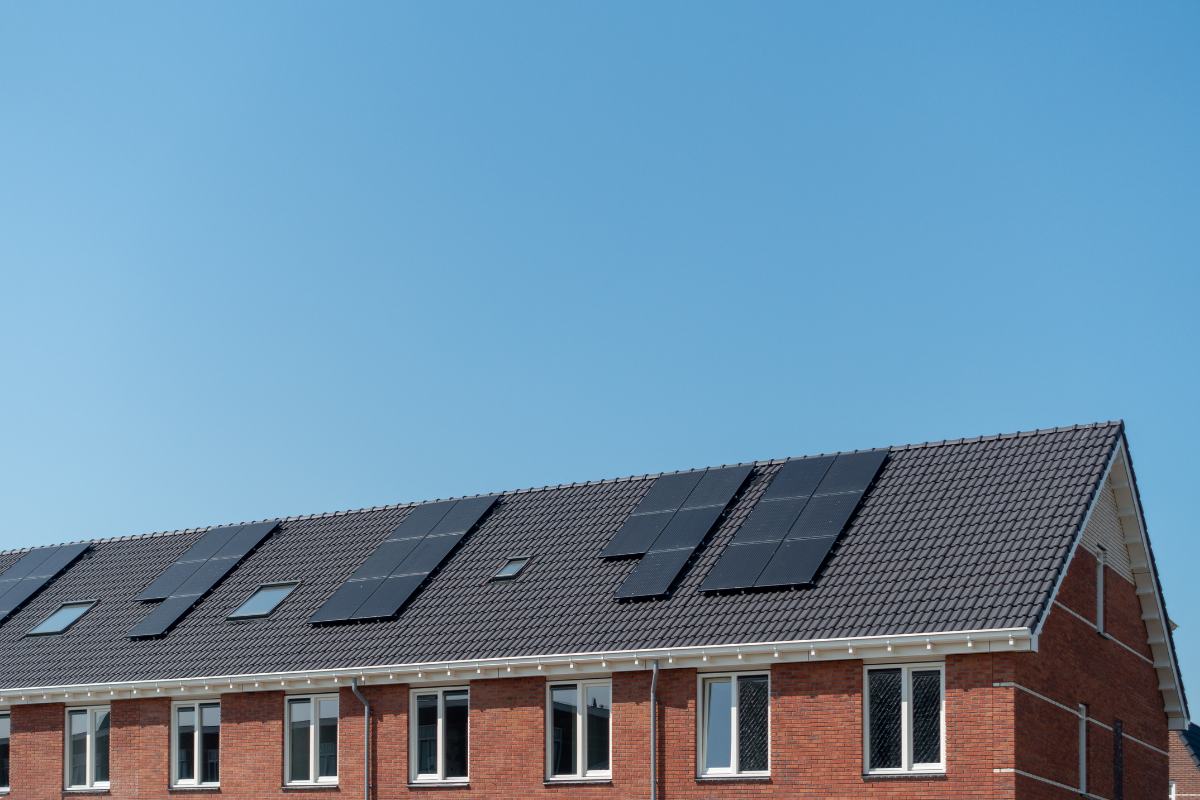 Zonnepanelen op het dak van een woning die duurzame zonnestroom opwekken in het voorjaar.